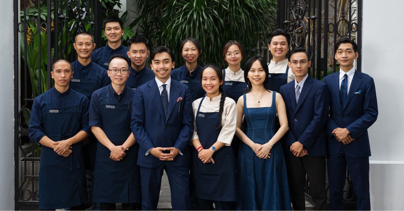 Đội ngũ nhà hàng trong đồng phục navy