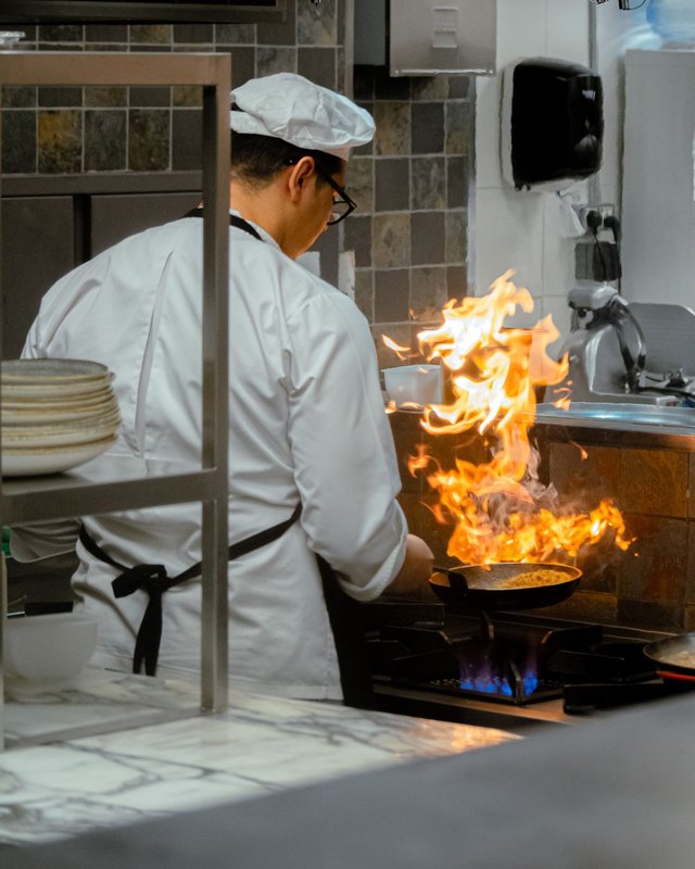 Chef Timber Luu đang đứng bếp